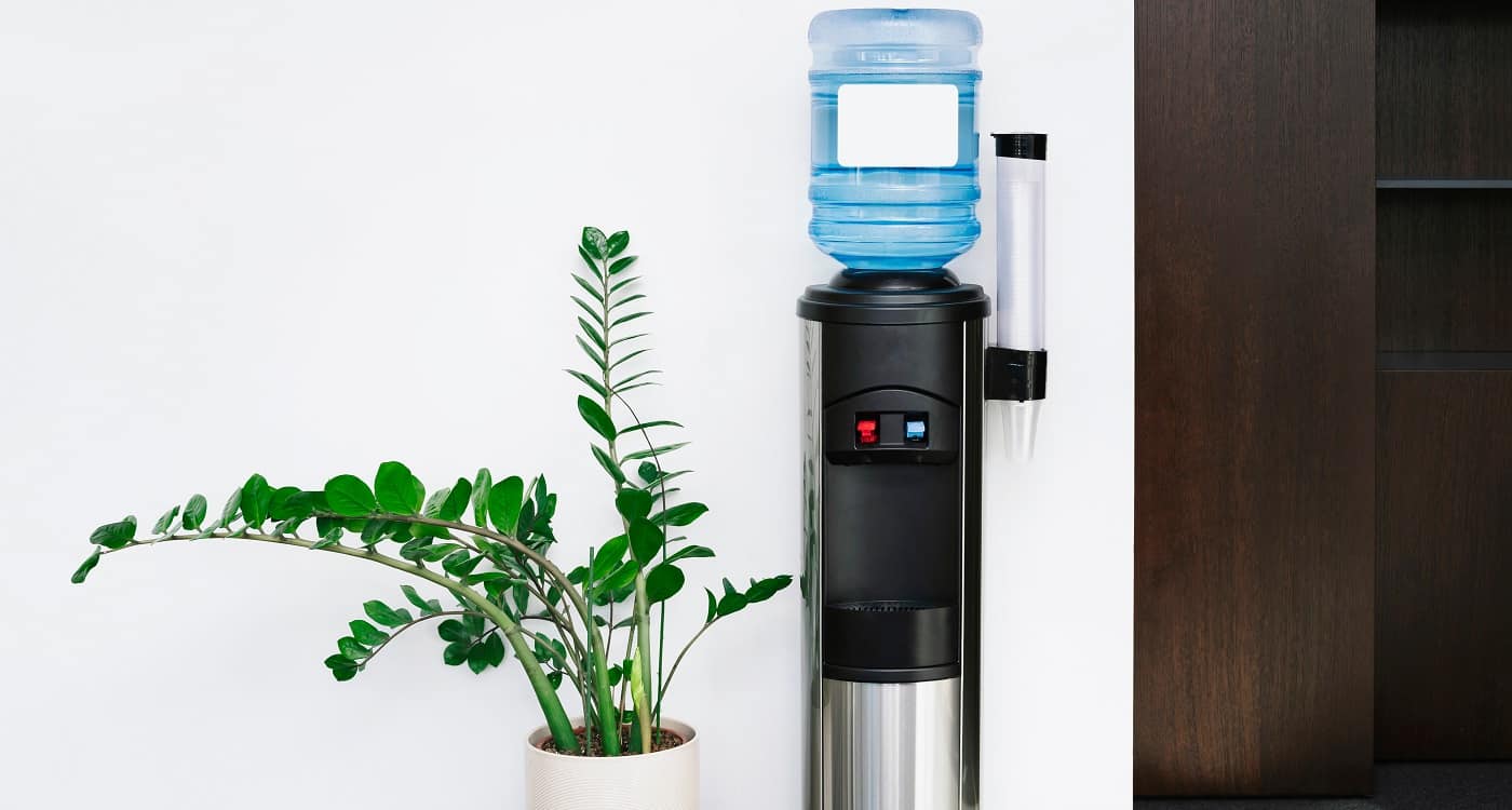 Gallonenwasserspender in öffentlicher Einrichtung