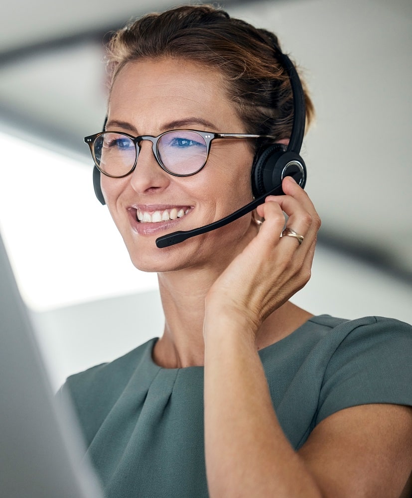 Kundenmanagering-in-Firma-fuer-Wasserspender-sitzt-am-Schreibtisch-und-spricht-am-Telefon-mit-Kunden-ueber-Wasserspender